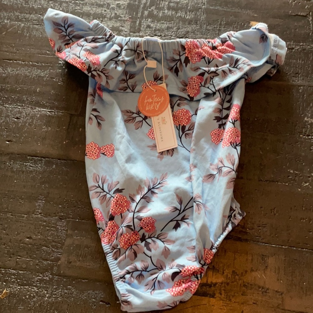 NWT flutter sleeve leo